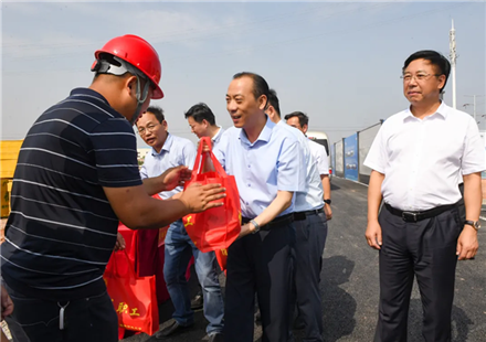 宜春市委书记于秀明深入国轩高科宜春项目建设基地送清凉