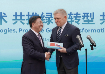 斯洛伐克总理菲佐到访国轩高科