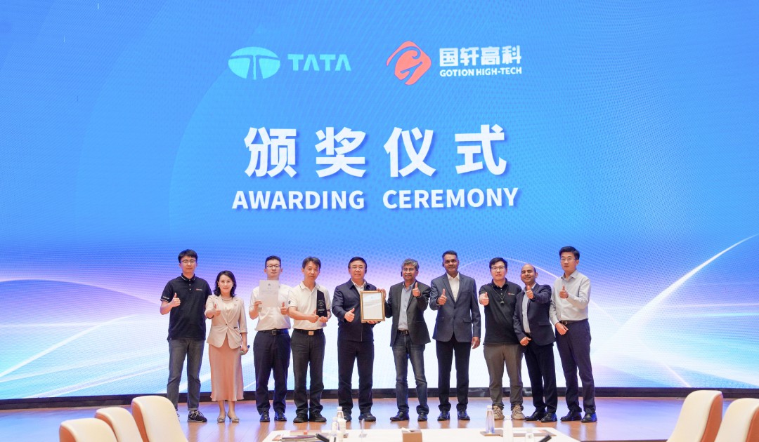 TATA领奖1.jpg